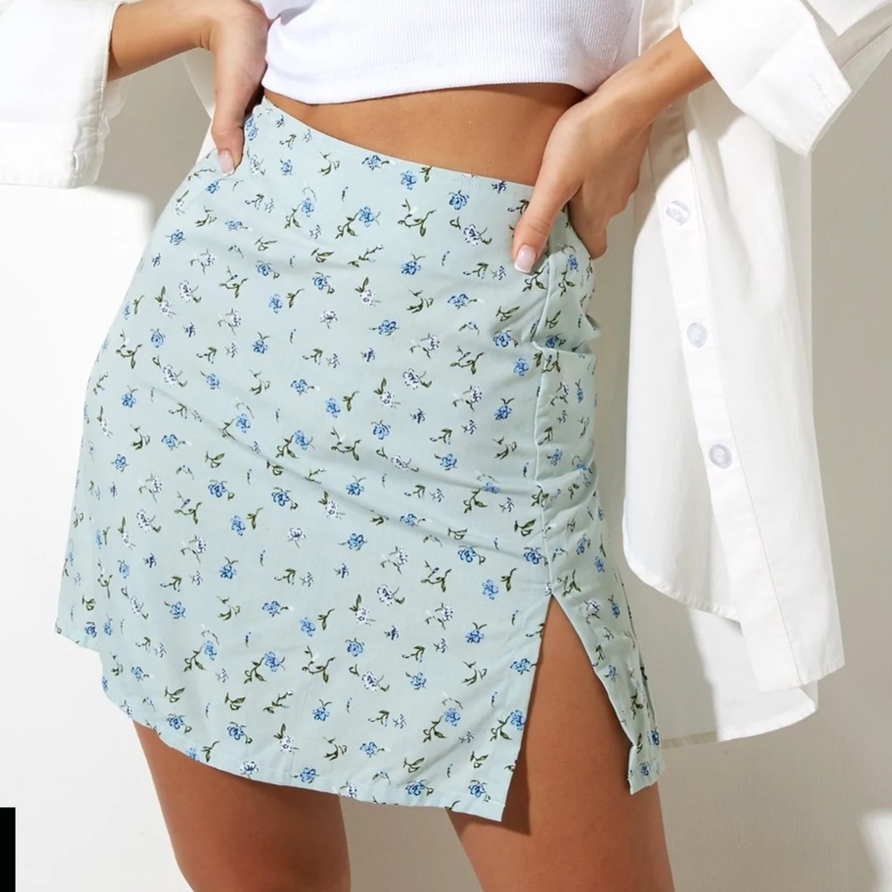 Motel Rocks NWT Green Pretty Petal Floral Sheny Mini Skirt - Picture 1 of 5